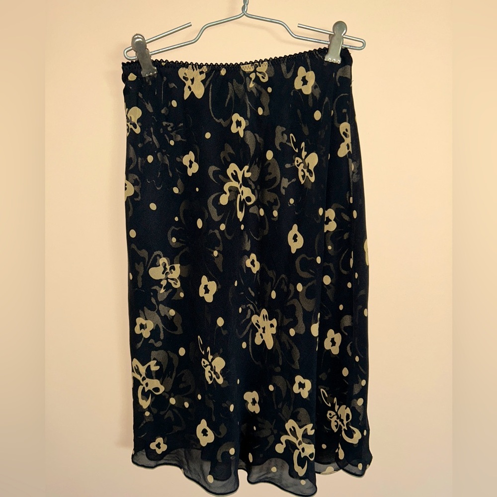 100% silk fully lined black and tan floral patterned feminine skirt 2P